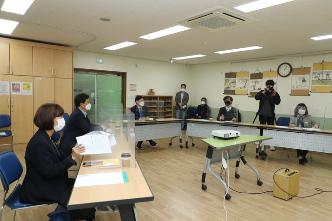 한대희 시장이 군포시장애인종합복지관에서 장애인과 복지관 관계자 등과 대화를 나누고 있다.