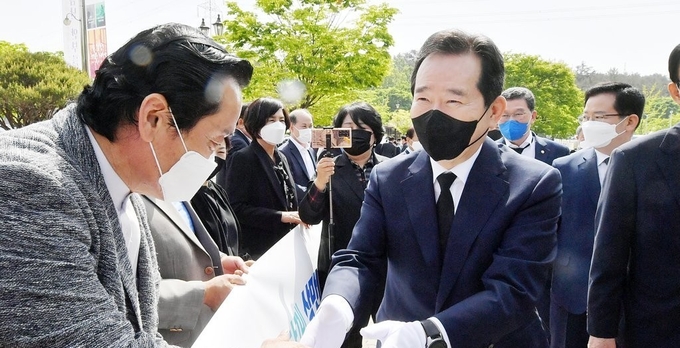 <strong>지지자들 만나는 정세균(사진=연합뉴스 제공)</strong>