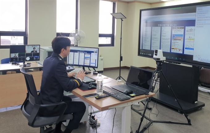 경찰서 현직 수사관이 보이싱피싱에 당하는 전용금용사기피해에 대해 비대면으로 특강을 실시하고 있다. (사진=김포경찰서 제공)