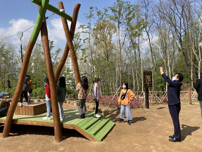 안승남 구리시장이 검배근린공원 내 ‘신나는 몸놀이터’ 현장 점검을 하고 있다. (사진=구리시 제공)