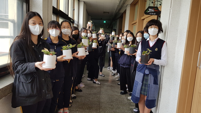 구리여자중학교가 학교활동을 통해 부모님에 대한 사랑과 가족에 대한 고마움을 다시 한번 느끼는 계기의 활동을 통해 부모님에 대한 사랑과 가족에 대한 고마움을 다시 한번 느끼는 계기를 마련하고 있다. (사진=구리여자중학교 제공)