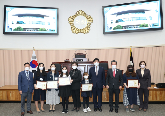 구리시의회는 지난 4일 오전 의회 본회의장에서 ‘제99회 어린이날 및 제49회 어버이날’을 기념하여 표창 수여식을 개최했다. (사진=구리시의회 제공)