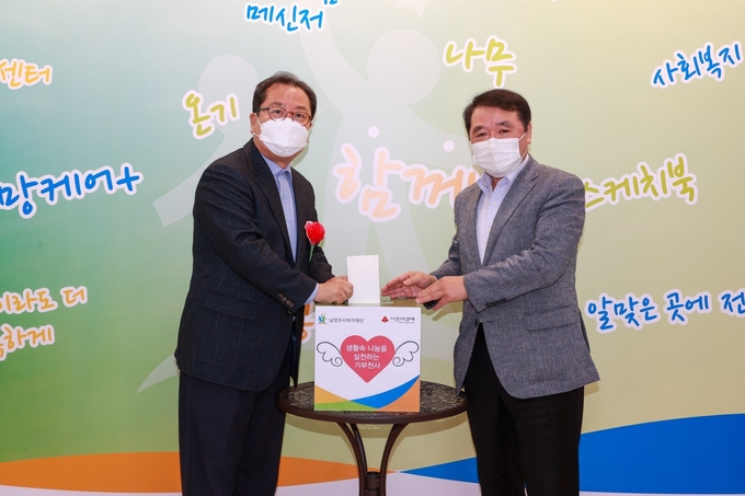 조광한 남양주시장이 6일 남양주시복지재단을 방문해 지난달 강원대 경영대학원 최고 경영자 과정과 경기동부상공회의소 CEO 아카데미에서 실시한 특강으로 수령한 강의료 68만 4천 원을 기부했다.(사진=남양주시 제공)