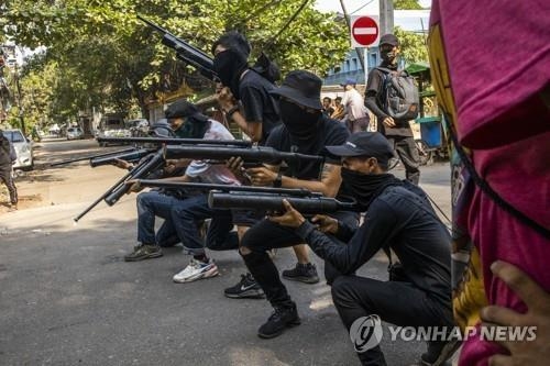 사제 공기총 등으로 군경과 맞서는 미얀마 시위대. (사진=AP/연합뉴스)