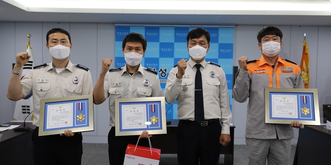 화성소방서가 화재 초기 진화에 도움을 준 화재진압 유공자에게 표창을 수여했다.(사진=화성소방서 제공)