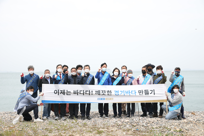 안산 풍도해안가를 찾은 이용철 행정1부지사와 관계자들이 기념촬영을 하고 있다(사진=경기도 제공)