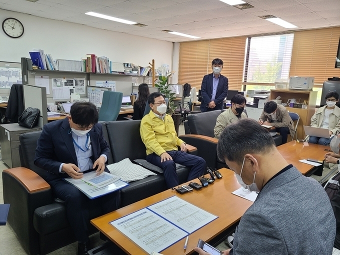박남춘 인천시장이 6일 기자실을 방문, 지역 현안에 대해 기자들과 이야기를 나누고 있다. (사진=김웅기 기자)