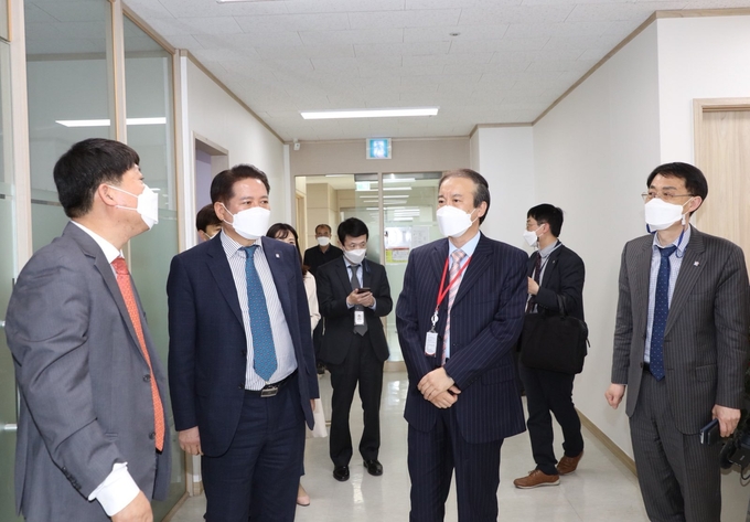 최대호 안양시장이 기업체를 방문해 애로사항을 청취하고 있다.