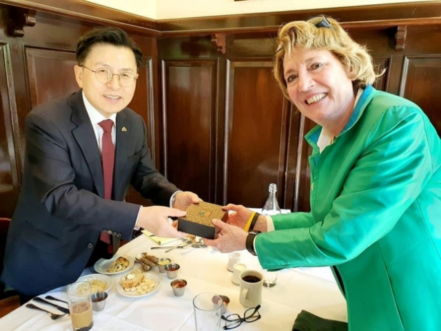 황교안 전 미래통합당 대표가 7일 미국 워싱턴DC에서 수잰 숄티(오른쪽) 북한자유연합 대표와 만나고 있다. (사진= 황교안 SNS 캡처) 