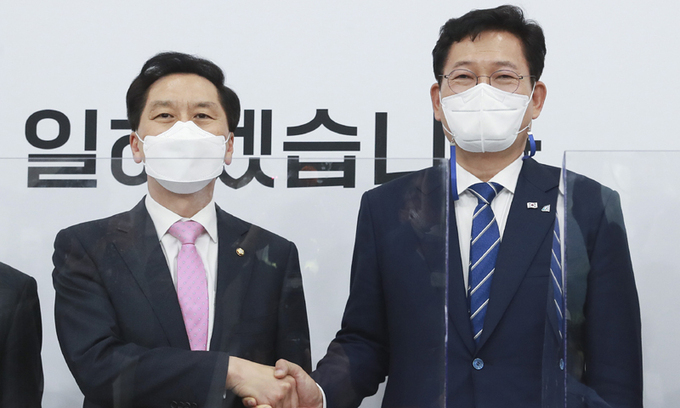 더불어민주당 송영길 대표(오른쪽)가 지난 3일 서울 여의도 국회에서 국민의힘 김기현 당대표 권한대행 겸 원내대표를 예방해 악수하며 기념촬영을 하고 있다. (사진= 연합뉴스) 