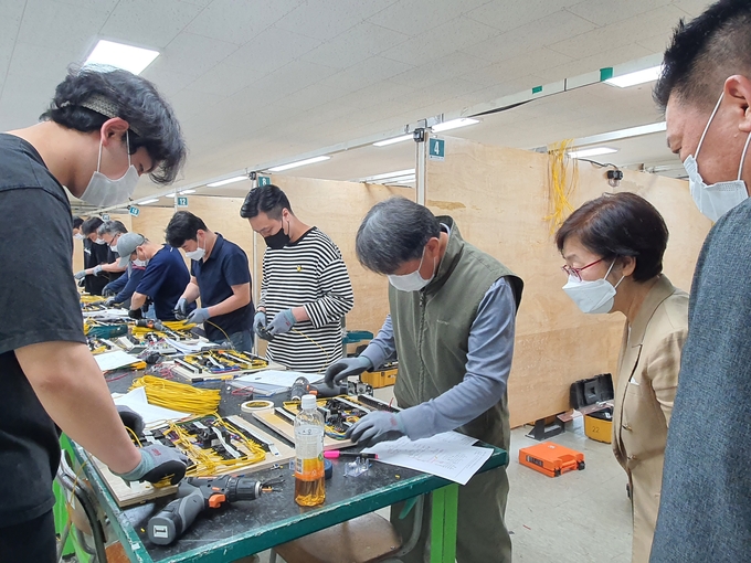 스마트전기 과정 실기 경진대회가 진행중인 가운데 이영화 학장(사진 오른쪽)이 참관하고 있다. (사진=한국폴리텍대학 제공)
