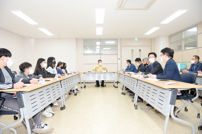 안명규 파주시의회의원이 금촌초교 어린이들과 교통관련 간담회를 갖고 있다. (사진=파주시의회 제공)