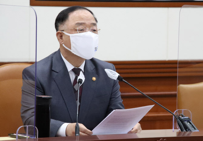 홍남기 국무총리 직무대행이 7일 정부서울청사에서 열린 코로나19 백신·치료제 상황점검회의를 주재하고 있다. (사진=연합뉴스) 