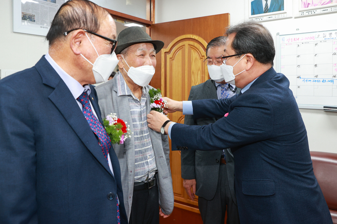 남양주시는 제49회 어버이날을 앞두고 대한노인회남양주시지회를 방문해 가정의 달 효행 행사를 진행했다.(사진=남양주시 제공)