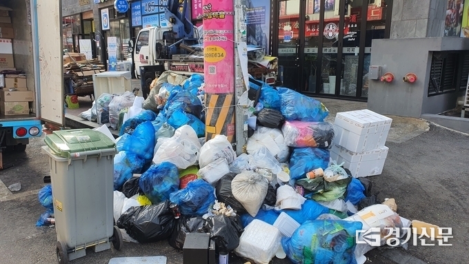 수원시내 쌓여있는 쓰레기 더미 (사진= 경기신문DB)
