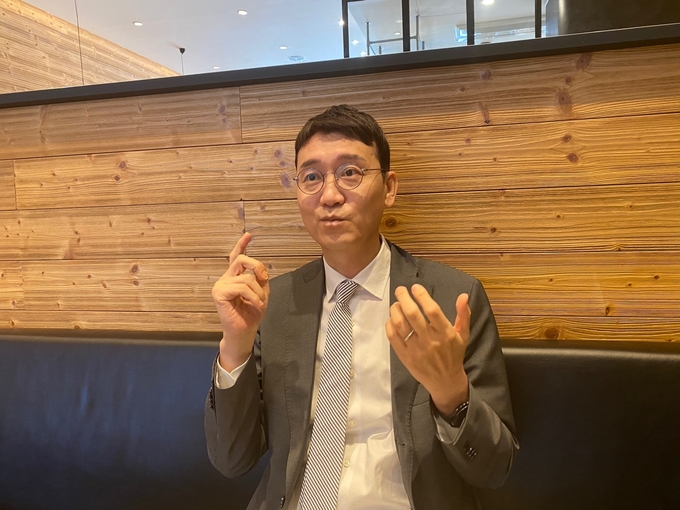 김웅 국회의원이 9일 수원시의 한 카페에서 인터뷰를 하고 있다. (사진= 김웅 의원실)