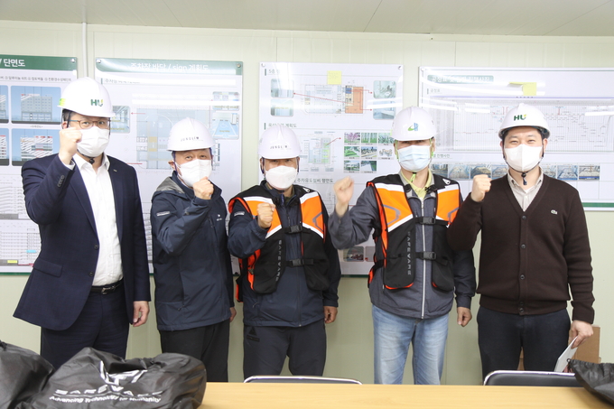 화성도시공사가 스마트 안전장비인 ‘웨어러블 에어백’을 도입 건설현장 근로자들의 안전도모에 나섰다. (사진=화성도시공사 제공)