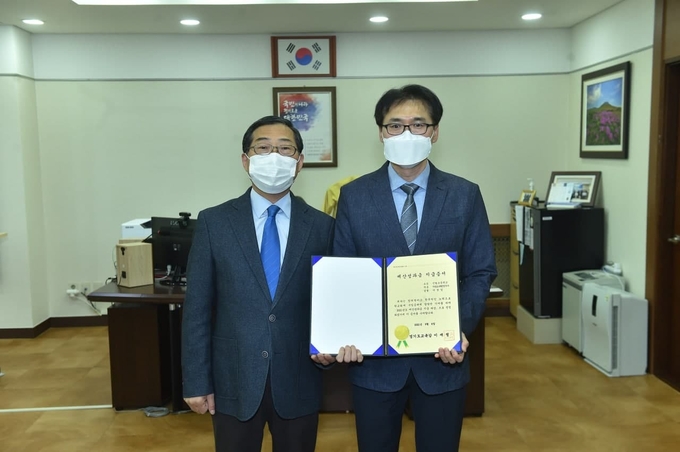 경기도교육청이 예산 절약·수입증대에 기여한 공무원을 대상으로 예산성과금을 지급했다. (사진=경기도교육청 제공)