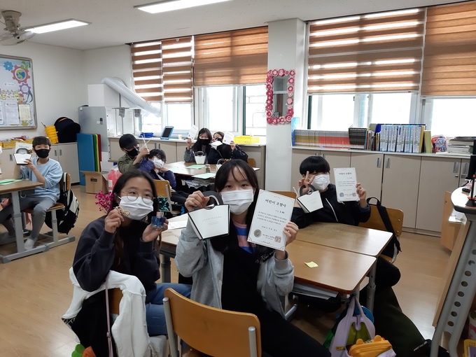 여주 점동초등학교 학생들이 교사와 함께 향기치유 프로그램을 실시했다. (사진=여주 점동초등학교 제공)
