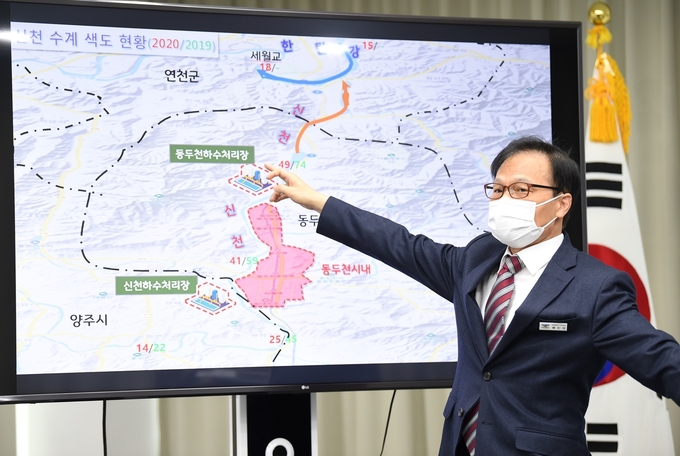 10일 오전 북부청에서 류인권 균형발전기획실장이 북부청사에서 한탄강 색도 개선 종합대책관련 온라인 기자회견을 했다.(사진 = 경기도 제공)
