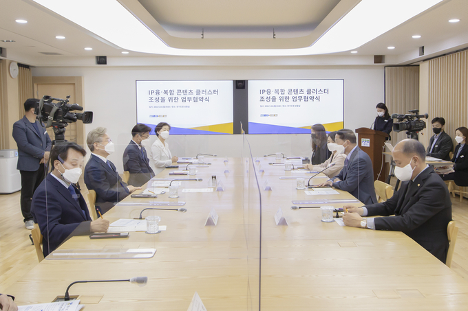10일 오후 경기도청 신관 상황실에서 이재명 경기도지사와 이재준 고양시장, 안민석 국회의원, 이용우 국회의원, 홍정민 국회의원, 이현송 스마트스터디벤처스 대표이사등 관계자들이 참석한 가운데 IP융·복합 콘텐츠 클러스터 조성 사업 협약식이 열렸다. (사진= 경기도 제공)
