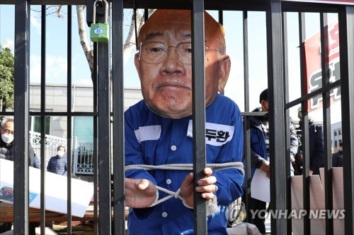 지난해 11월 30일 오전 광주 동구 지산동 광주지방법원 앞에서 5·18 민주화운동 관련 단체 회원 등이 전직 대통령 전두환 씨의 처벌을 촉구하는 행위극을 하고 있다. (사진=연합뉴스)
