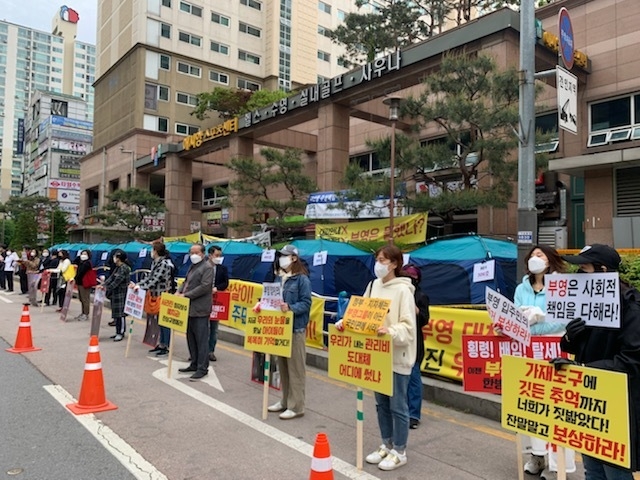 설치된 텐트와 피켓 (사진=연합뉴스)