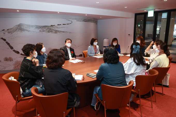 남양주시는 10일 환경강사로 활동하는 환경전도사 ‘에코해설사’와 간담회를 갖고 시민의 환경의식 개선 방안을 논의했다.(사진=남양주시 제공)