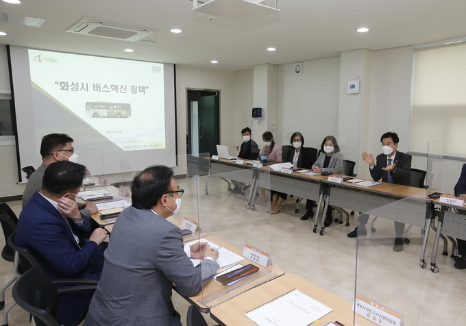 지난해 11월 화성시가 수도권 최초로 추진중인 버스공영제 시행과 관련, 지난 10일 전라남도의회와 목포시및 의회가 화성시를 찾아 서철모 시장으로부터 '화성시 버스 공영제' 운영에 대한 설명을 듣고 있다.(사진=화성시 제공)