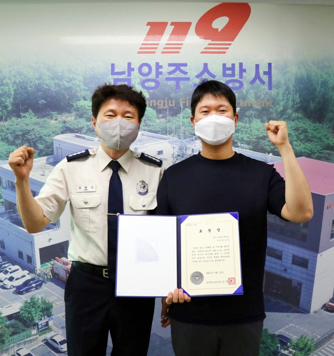 김범진 남양부소방서장이 박성래씨와 기념 촬영을 하고 있다. (사진=남양주소방서 제공)