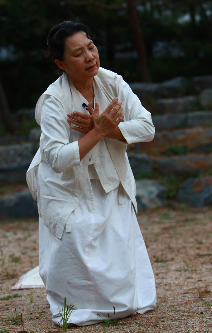 시대의 춤꾼 이애주 승무 보유자가 영가무도를 추는 모습 (사진=경기아트센터 제공)