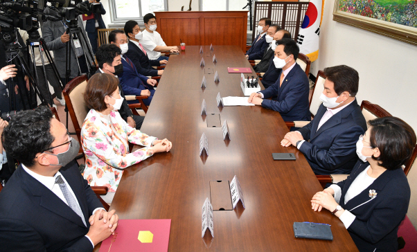 êµ­ë¯¼ì˜íž˜ ë‹¹ëŒ€í'œ í›„ë³´ë‚œë¦½ì— ì»·ì˜¤í