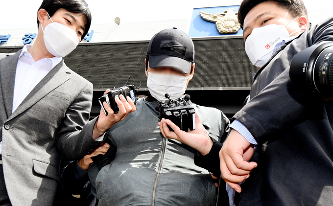 두 살짜리 입양아동을 학대해 의식불명 상태에 빠뜨려 아동학대 범죄의 처벌 등에 관한 특례법상 중상해 혐의로 구속영장이 청구된 양부 A씨가 11일 오후 구속 전 피의자 심문(영장실질심사)에 출석하기 위해 경기도 수원남부경찰서 유치장에서 나오고 있다. (사진 = 조병석 기자)