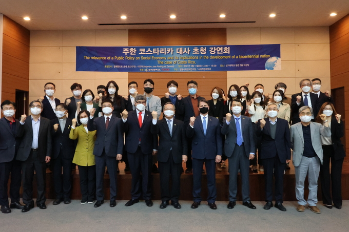 11일 진행된 로드리게스 주한 코스타리카 대사 초청 강연회 후 참석자들이 기념 촬영을 하고 있다. (사진=상지대 제공)
