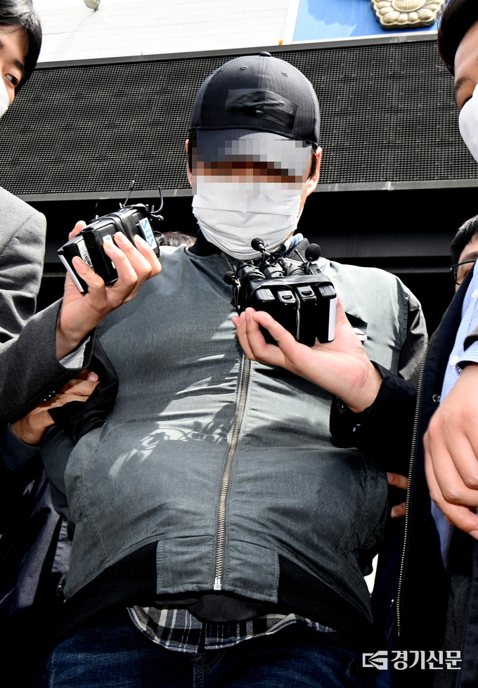 11일 오후 2시 30분 수원지방법원에서 진행되는 영장실질심사에 참석하기 위해 수원남부경찰서 유치장을 나서는 양부. (사진=조병석 기자)