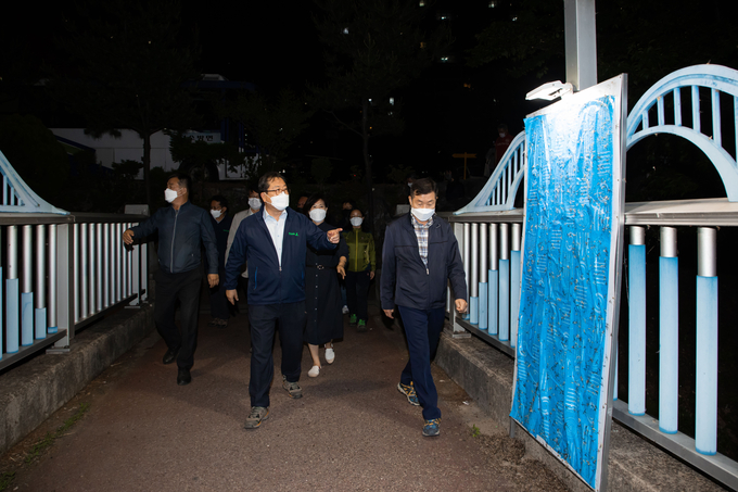 조광한 시장이 설치되어 있는 끈끈이 보드판을 점검하고 있다.(사진=남양주시 제공)
