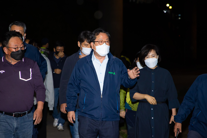 조광한 남양주시장이 11일 밤 동양하루살이 방제대책 위원회 위원들과 강변덕소회관을 출발해 삼패공원까지 걸으며 동양하루살이 출몰 상황을 점검하고 있다. (사진=남양주시 제공)
