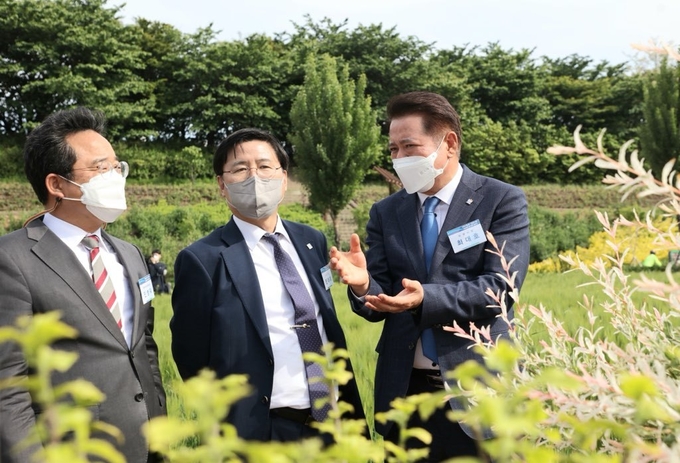 최대호 안양시장. 한대희 군포시장등이 안양천을 거닐면서 이야기 하고 있다. (사진=안양시 제공)