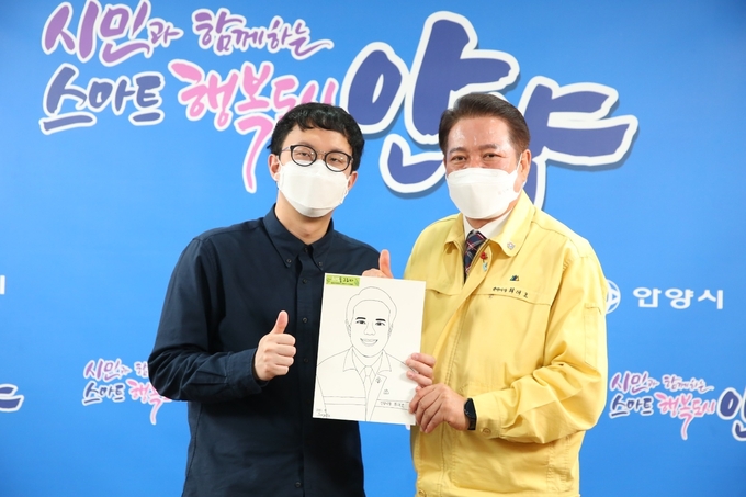 백종하 작가가 최대호 안양시장의 모습을 캐리커처로 그려 선사했다.