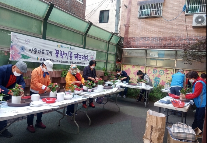 광명시 광명3동 지역사회보장협의체 동 특성화사업 원예·공예 치료 활동 작품 나눔 활동 사업 진행(사진=광명시 제공)