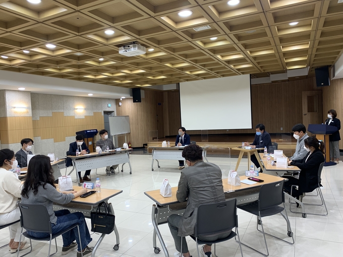 한대희 군포시장(윗줄 왼쪽 네번째)이 4개 동 청년층 신규 자치위원들과 청년들의 고민 등에 관해 대화하고 있다. (사진=군포시 제공)