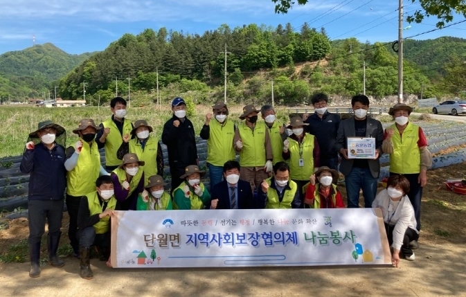 양평군 단월면 지역사회보장협의체 구성원들이 힐링하우스 농장에서 고구마, 명아주 모종 식재 활동에 참여해 포즈를 취하고 있다. (사진=양평군 단월면사무소 제공)