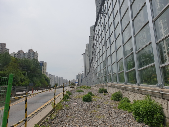 자갈로 덮혀있는 광역상수도관망 매설 부지 (사진=신경철 기자)