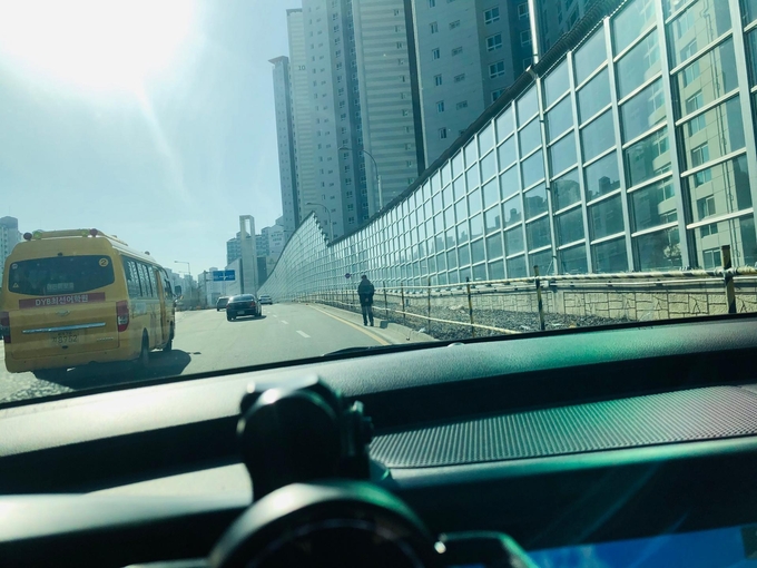 교통사고로 인해 사망자가 발생했음에도 불구하고 일부 시민들이 상수도관망 매설 부지에서 통행하는 모습 (사진=시민제보)