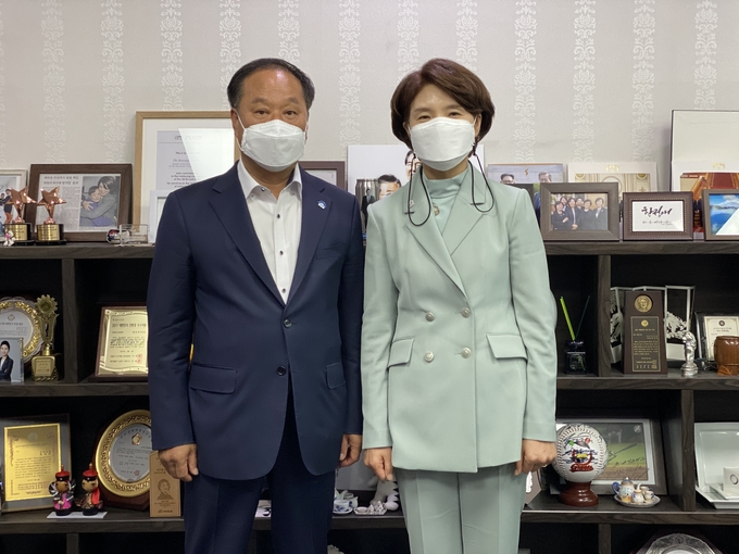 정동균 양평군수(사진 왼쪽)가 한정애 환경부 장관와 함께 기념촬영을 하고 있다. (사진=양평군 제공)