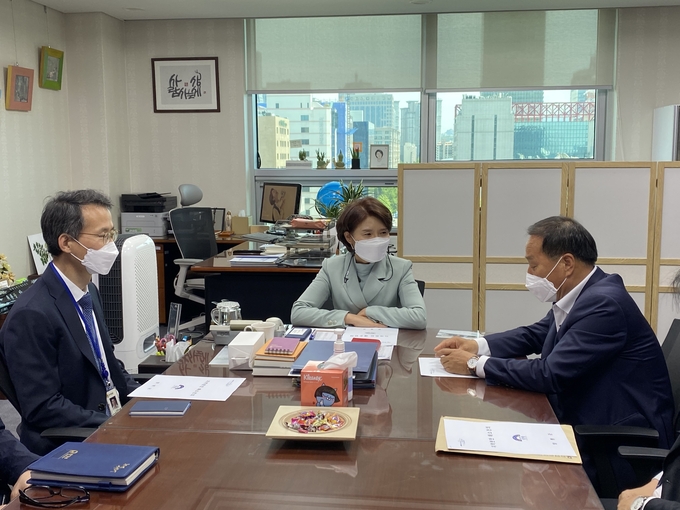 정동균 양평군수(사진 오른쪽)가 한정애 환경부 장관(가운데)와 조희송 한강유역환경청장(왼쪽)을 만난 자리에서 지역 현안을 설명하고 주민 불편 해소를 위해 지원을 요청했다. (사진=양평군 제공)