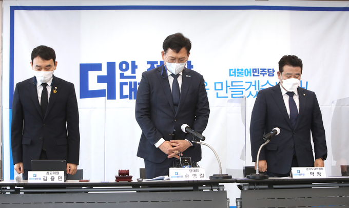  더불어민주당 송영길 대표가 12일 오전 경기도 평택시 포승읍 평택항만공사에서 열린 현장최고위원회의에서 고(故) 이선호 씨를 추모하는 묵념을 하고 있다. (사진=연합뉴스)