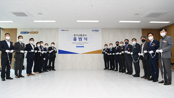 12일 오후 양주 소재 경기교통공사에서 열린 경기교통공사 출범식에는 이한규 경기도 행정2부지사, 정성호 국회의원, 김명원 경기도의회 건설교통위원회 위원장, 박재만 도의회 예산결산특별위원장 등이 참석해 경기교통공사의 첫 출발을 기념했다. (사진= 경기도 제공)