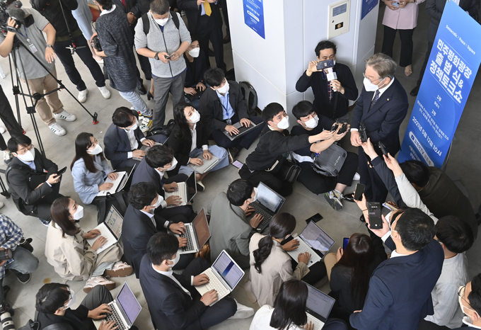 12일 오전 서울미디어대학원대학교 상암연구센터 3층 소극장에서 이재명 경기도지사가 청년세대 주거기본권 실현을 위한 정책 토론회 참석한 후 백브리핑을 하고 있다. (사진 = 황준선 기자)