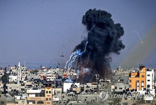 이스라엘군의 폭격을 받은 가자지구 시내. (AFP=연합뉴스자료사진)